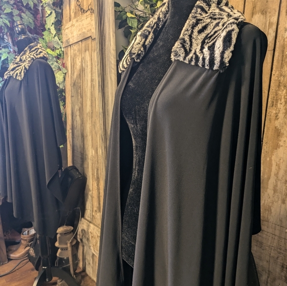 Frank Lyman open wear shawl - Picture 2 of 4